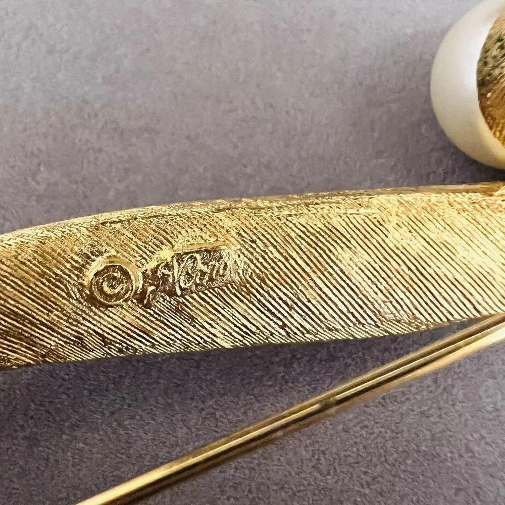 Vintage Coro Pegasus Brooch Brushed Gold Pearl Long Lapel Pin 4